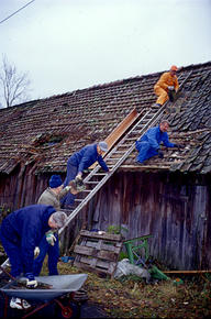 tveten gård, vognskjul, dugnad på taket, 2005
